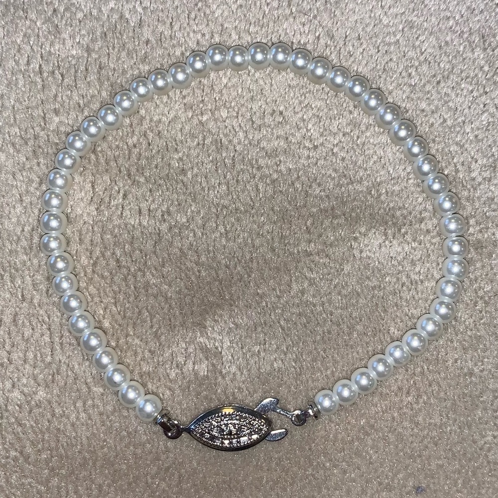 Faux Pearl Bracelet with Oyster Clasp